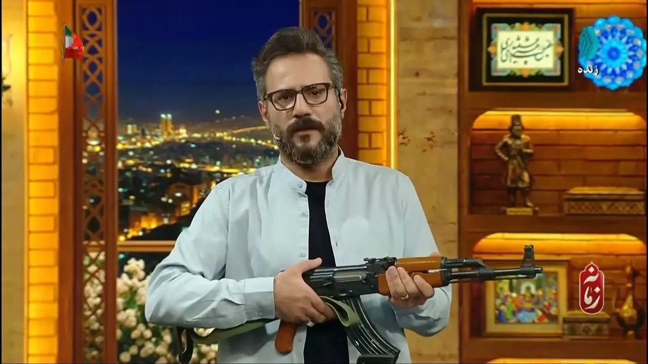 حضور مجریان صداوسیما با سلاح در برنامه زنده تلویزیون +عکس