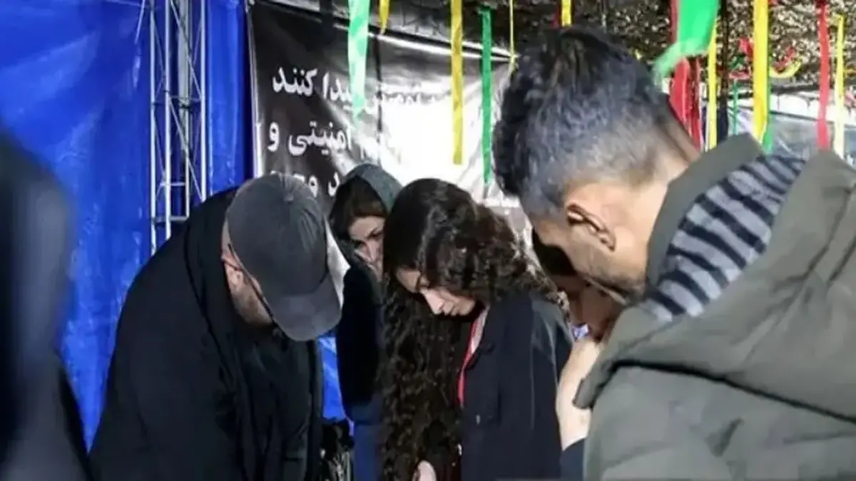 آموزش کار با اسلحه به دختران در میدان ونک تهران + عکس