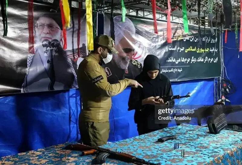 آموزش کار با اسلحه به دختران در میدان ونک تهران + عکس