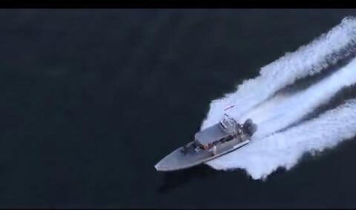 اولین تصاویر از توقیف کشتی‌های کانتینربر متخلف در تنگه هرمز توسط سپاه