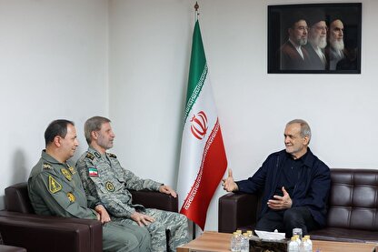 دیدار مهم فرمانده کل ارتش با رئیس جمهور | پزشکیان: دولت با تمام ظرفیت از تقویت نیرو‌های مسلح حمایت می‌کند