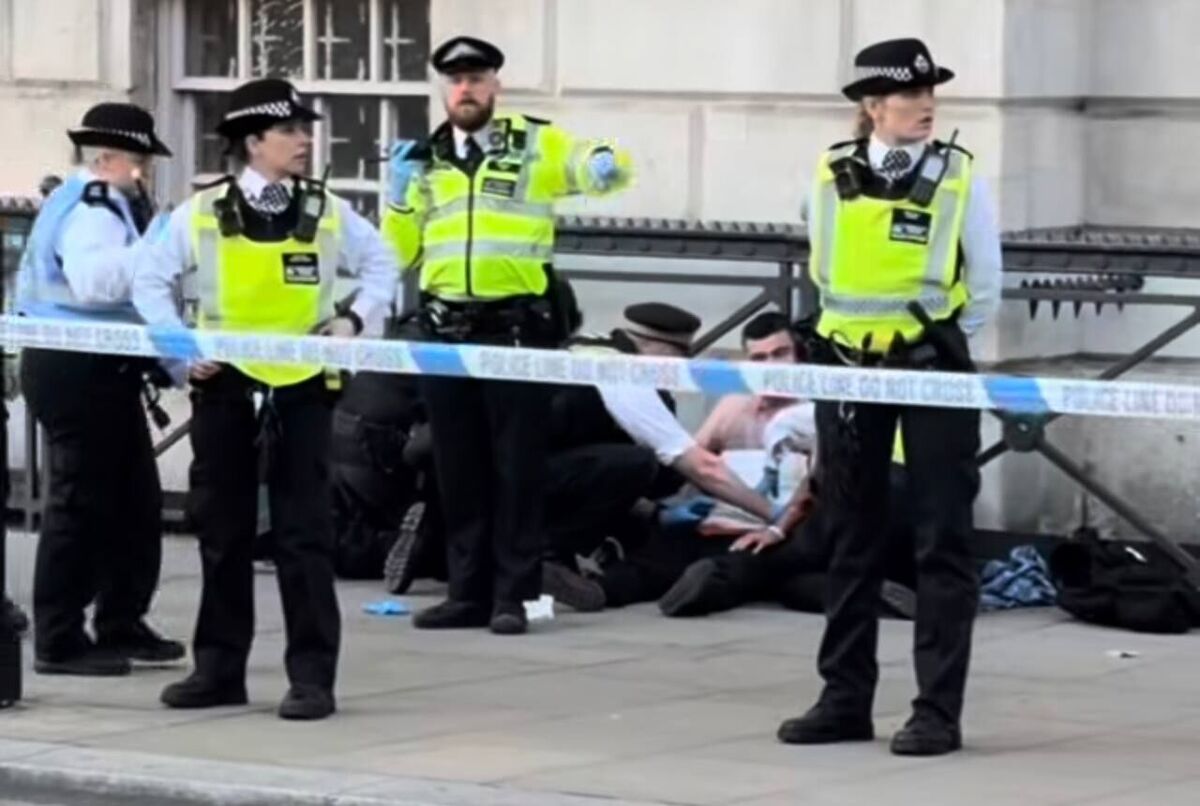 ببینید| حمله با چاقو به معترضان ایرانی مخالف جنگ در لندن