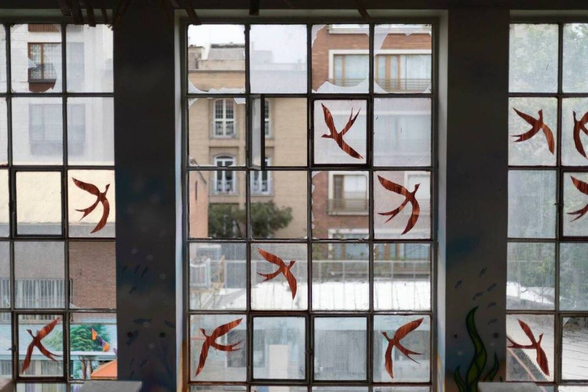 نقش‌هایی از میرزا حمید در دبستان جنگ‌زده شهید همدانی در تهران