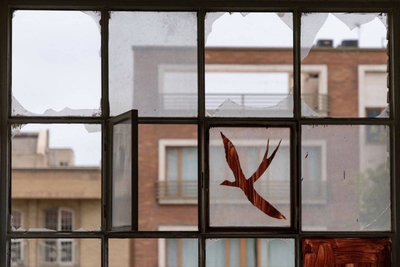 نقش‌هایی از میرزا حمید در دبستان جنگ‌زده شهید همدانی در تهران