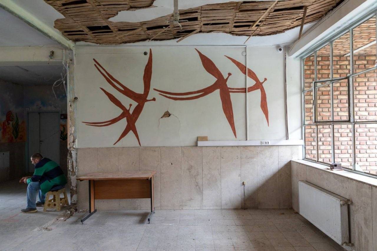 نقش‌هایی از میرزا حمید در دبستان جنگ‌زده شهید همدانی در تهران