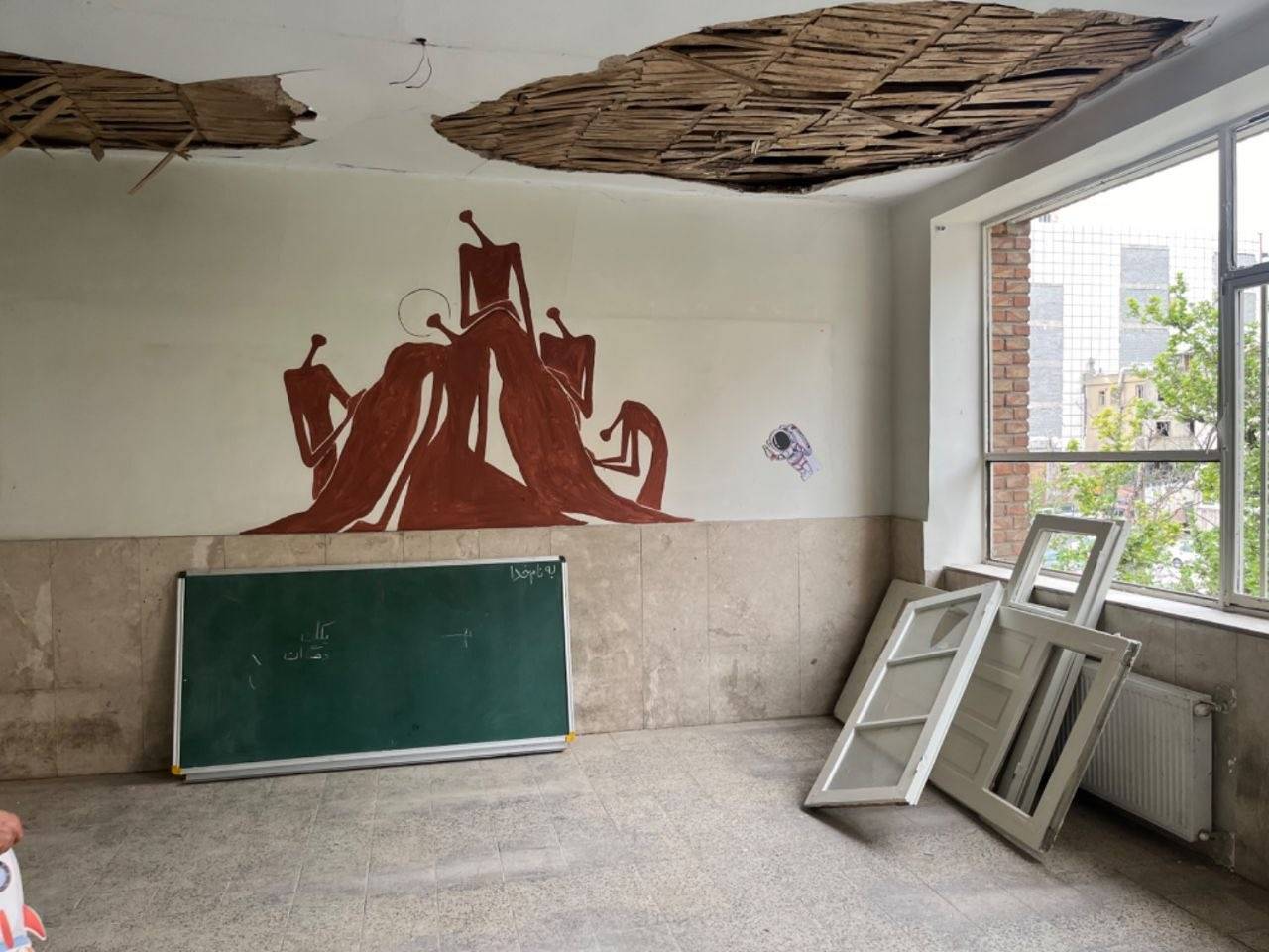 نقش‌هایی از میرزا حمید در دبستان جنگ‌زده شهید همدانی در تهران