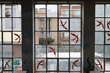 نقش‌هایی از میرزا حمید در دبستان جنگ‌زده شهید همدانی در تهران