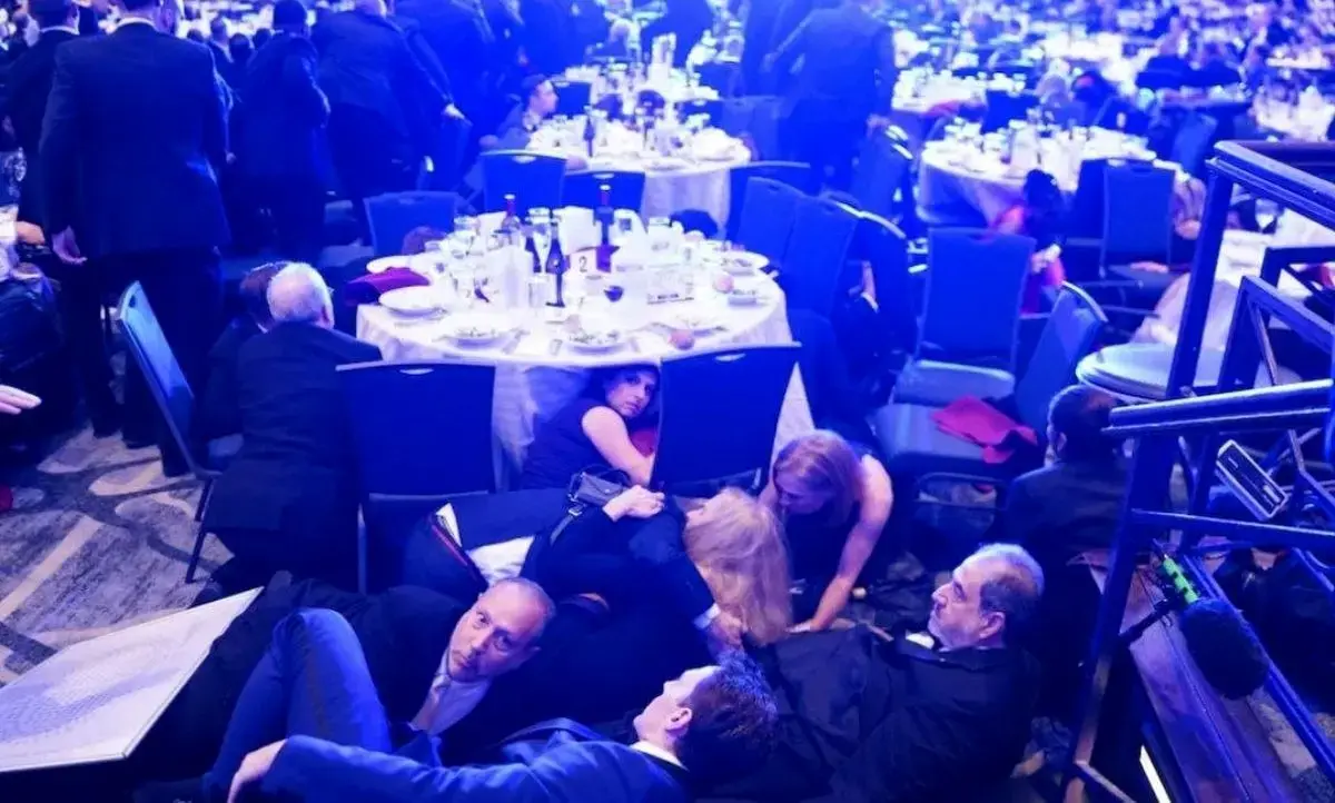 ببینید| بی تفاوتی جالب یکی از مهمانان مراسم ترامپ به تیراندازی!