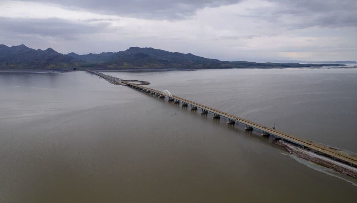ببینید| تصاویر زیبایی از رنگین کمان بر فراز دریاچه ارومیه