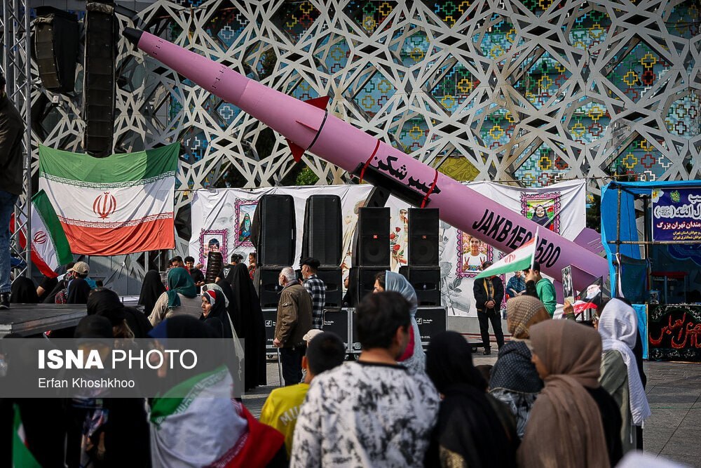 موشک صورتی در اجتماع بزرگ امام رضایی‌ها در تهران