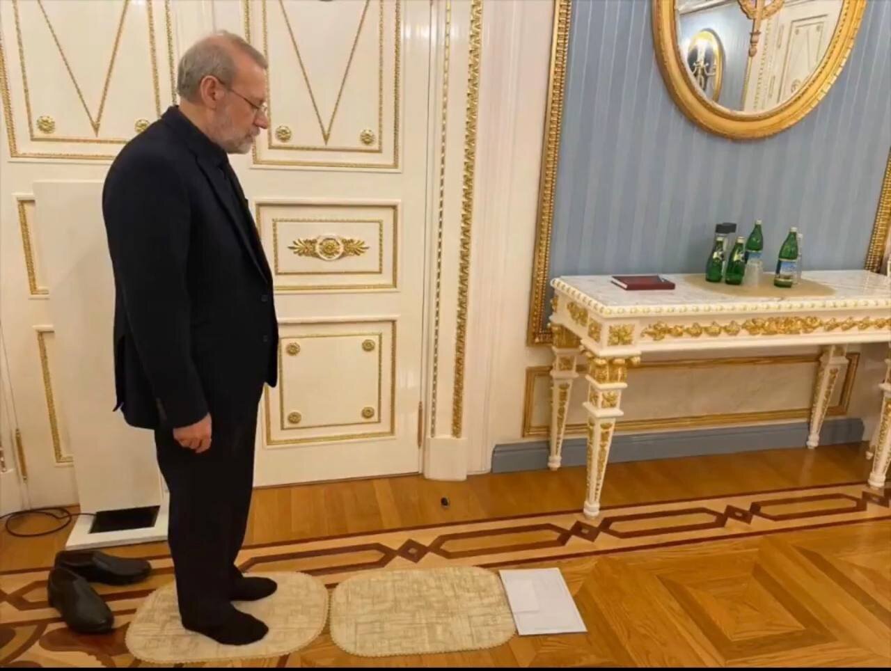 نماز خواندن علی لاریجانی در کاخ کرملین