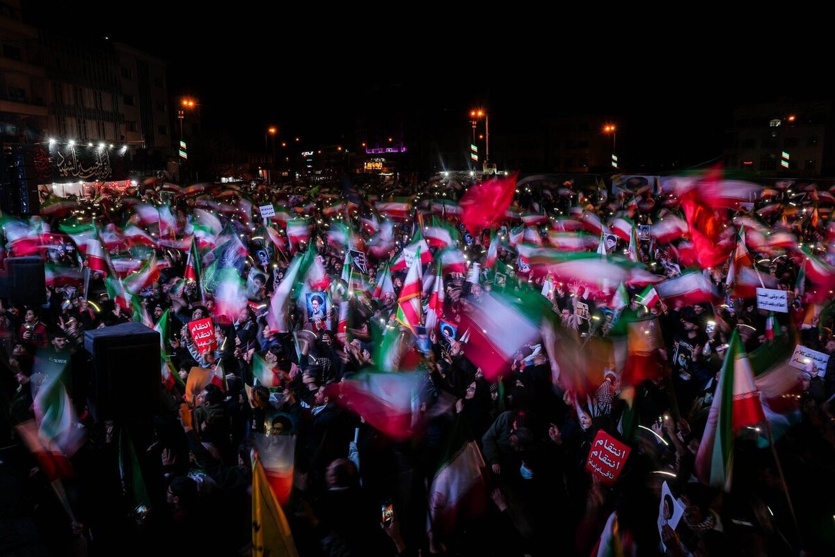 عکس‌هایی که جماران از زنان بدون حجاب در تجمع شبانه تهران منتشر کرد