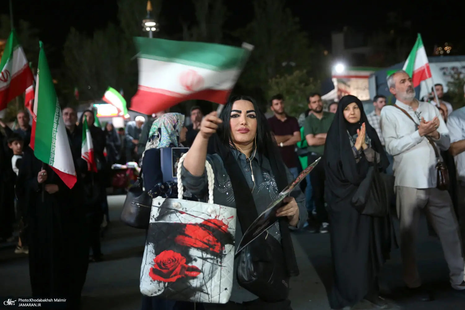 عکس‌هایی که جماران از زنان بدون حجاب در تجمع شبانه تهران منتشر کرد