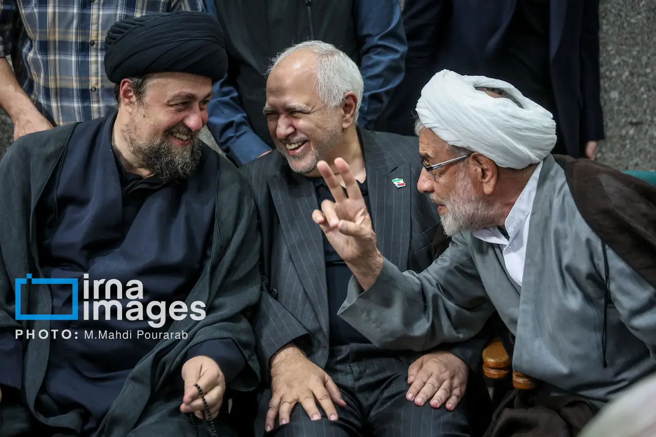 خنده‌های ظریف و سیدحسن خمینی در یک مراسم + عکس
