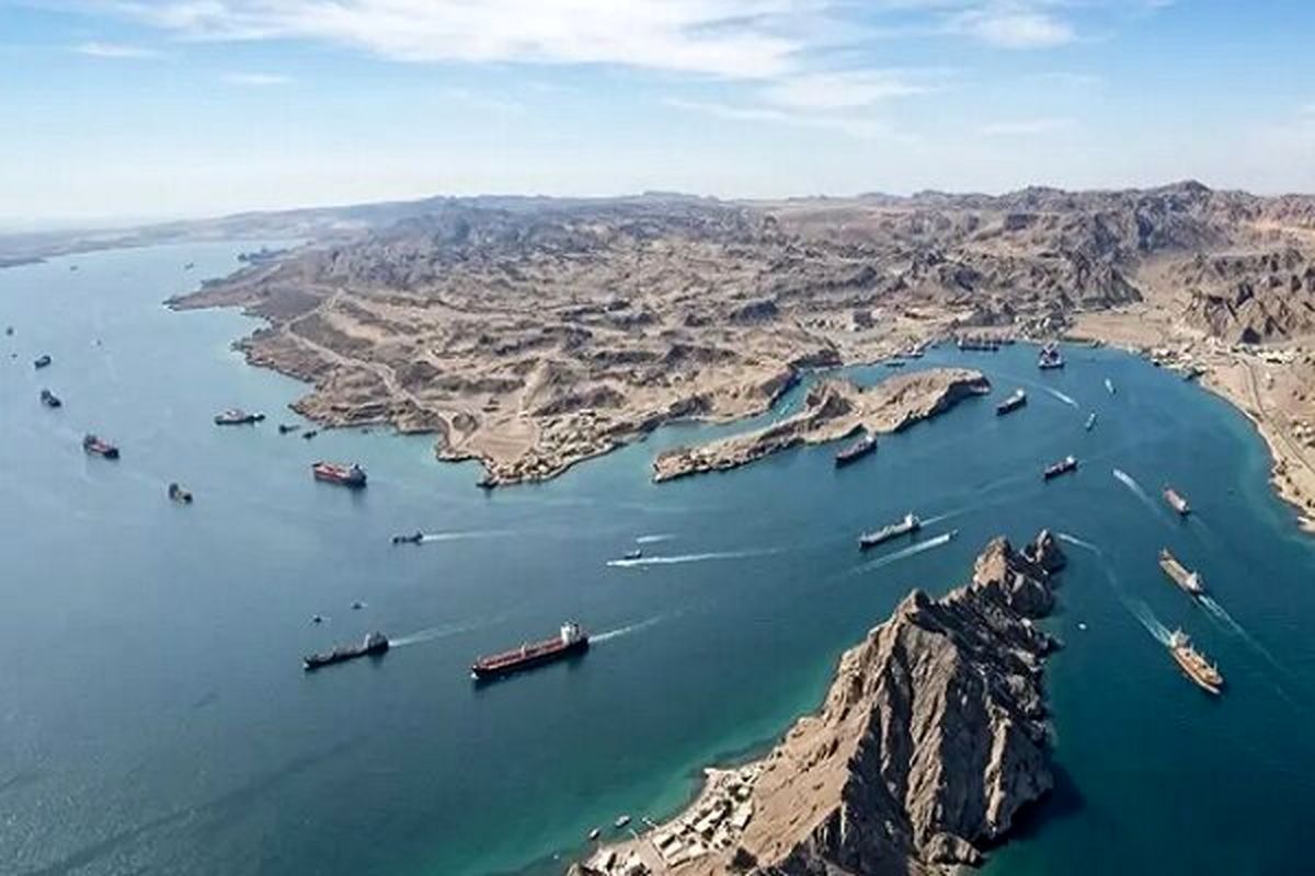 نیویورک تایمز خبر داد: آمریکا کشتیها را در تنگه هرمز هدایت میکند تنگه هرمز