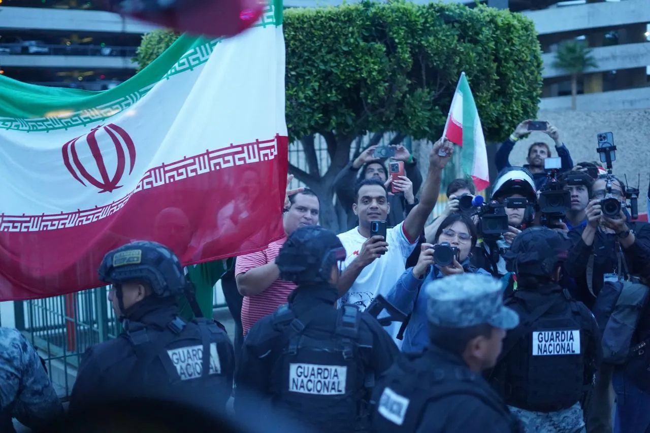 (عکس) استقبال از ملیپوشان فوتبال ایران در تیخوانا (عکس) استقبال از ملیپوشان فوتبال ایران در تیخوانا