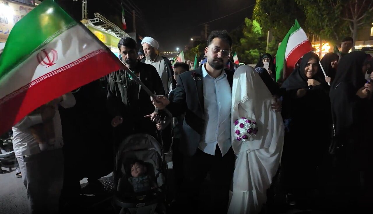 ببینید| آموزش شلیک هوایی به عروس خانم در تجمع شبانه!