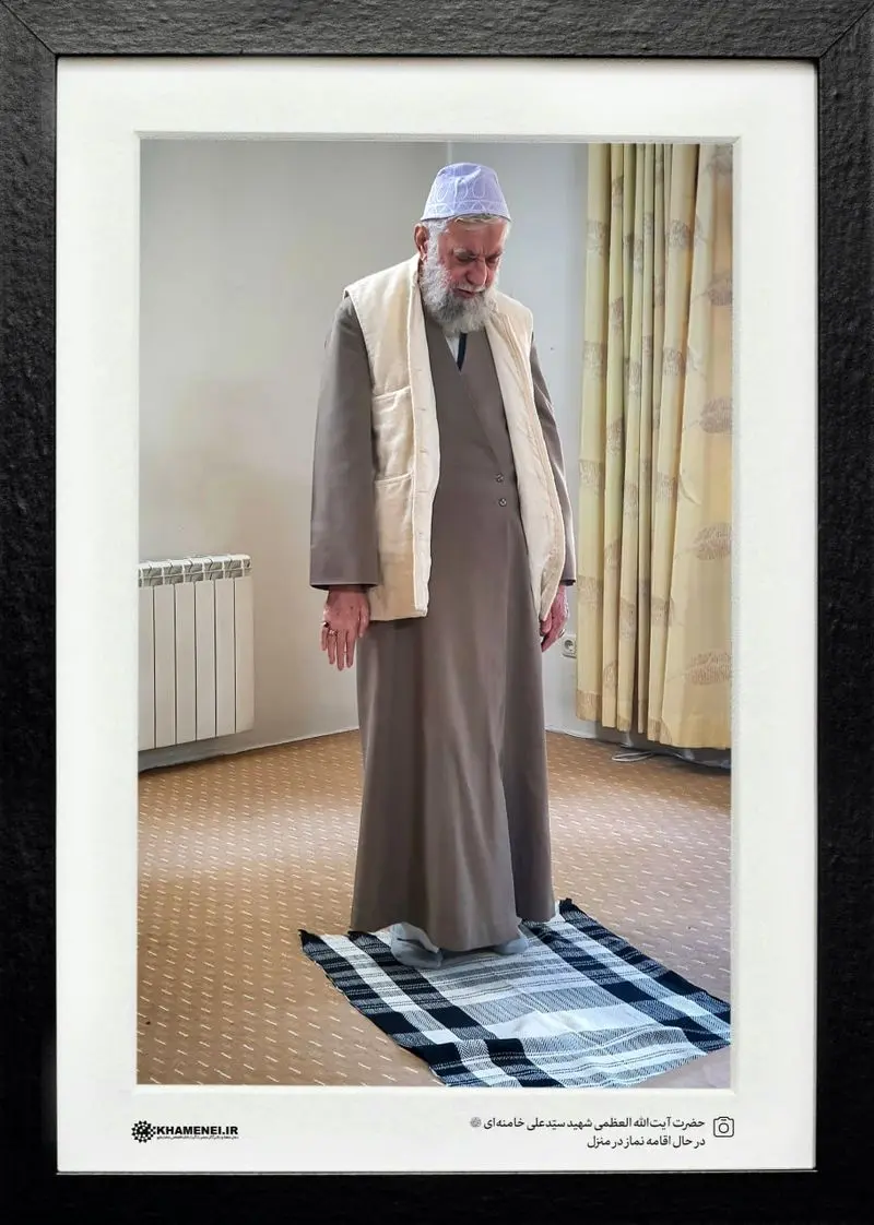 تصویری دیده نشده از رهبر شهید انقلاب در منزلشان