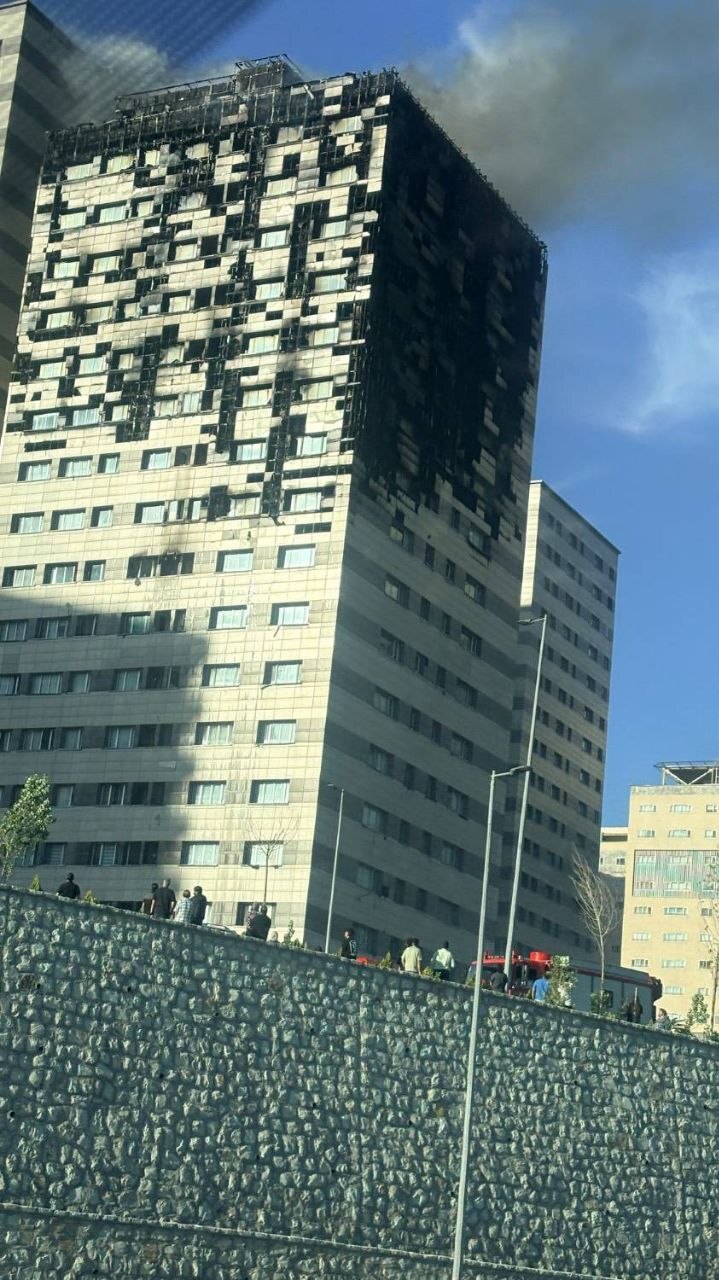 آتش سوزی در یک برج مسکونی در غرب تهران