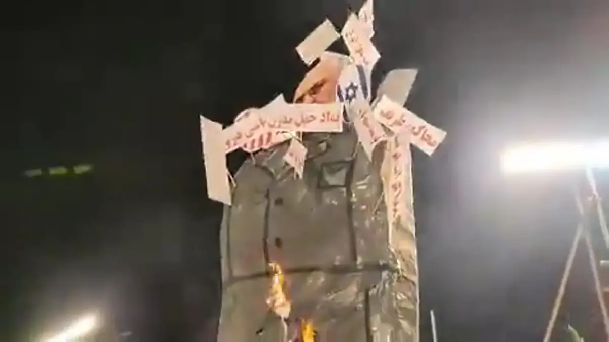 ببینید| آتش زدن ماکت محمدجواد ظریف در گرگان