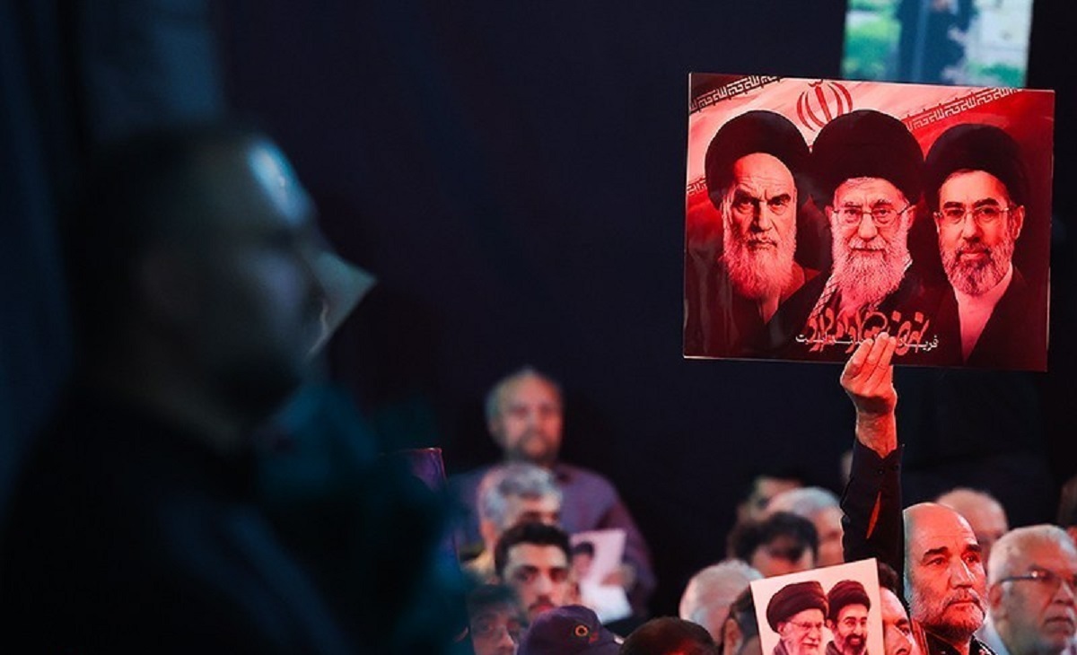 عکس| تیپ متفاوت یکی از حاضران در مراسم یادبود شهدای خانواده رهبر انقلاب