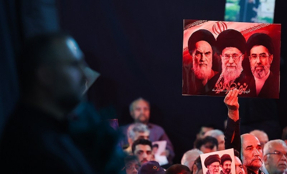 عکس| تیپ متفاوت یکی از حاضران در مراسم یادبود شهدای خانواده رهبر انقلاب