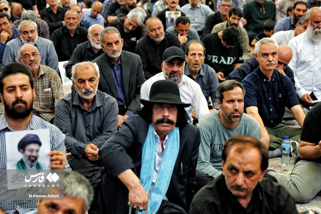 تیپ متفاوت یکی از حاضران در مراسم یادبود شهدای خانواده رهبر انقلاب
