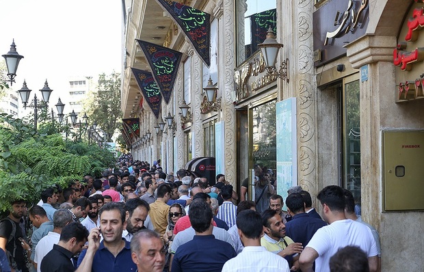 تصاویری از حال و هوای بازار ارز در تهران