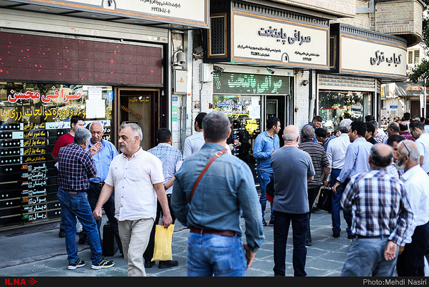 تصاویری از حال و هوای بازار ارز در تهران
