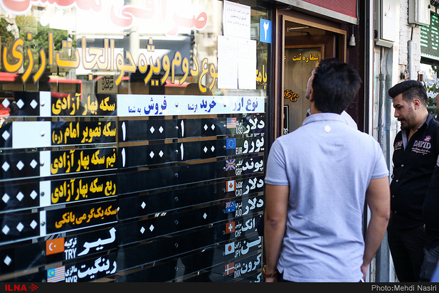 تصاویری از حال و هوای بازار ارز در تهران