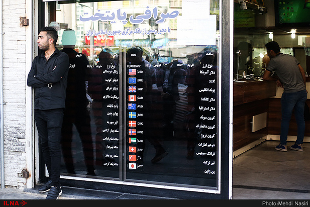 تصاویری از حال و هوای بازار ارز در تهران