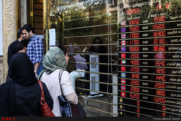 تصاویری از حال و هوای بازار ارز در تهران