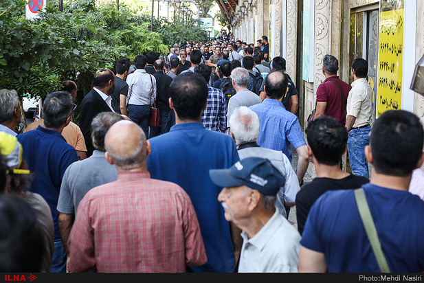تصاویری از حال و هوای بازار ارز در تهران