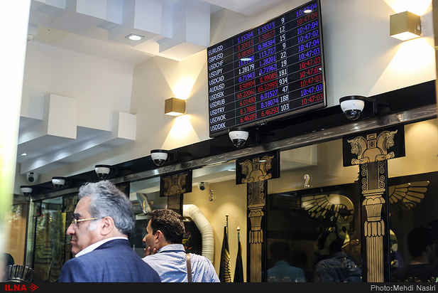 تصاویری از حال و هوای بازار ارز در تهران