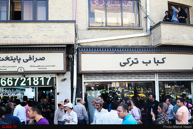 تصاویری از حال و هوای بازار ارز در تهران