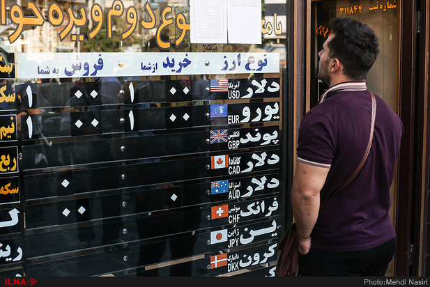 تصاویری از حال و هوای بازار ارز در تهران