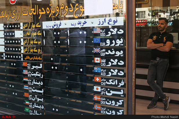 تصاویری از حال و هوای بازار ارز در تهران