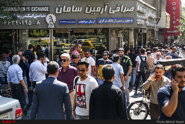 تصاویری از حال و هوای بازار ارز در تهران