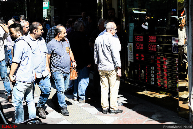 تصاویری از حال و هوای بازار ارز در تهران