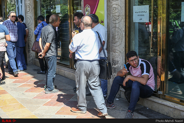 تصاویری از حال و هوای بازار ارز در تهران