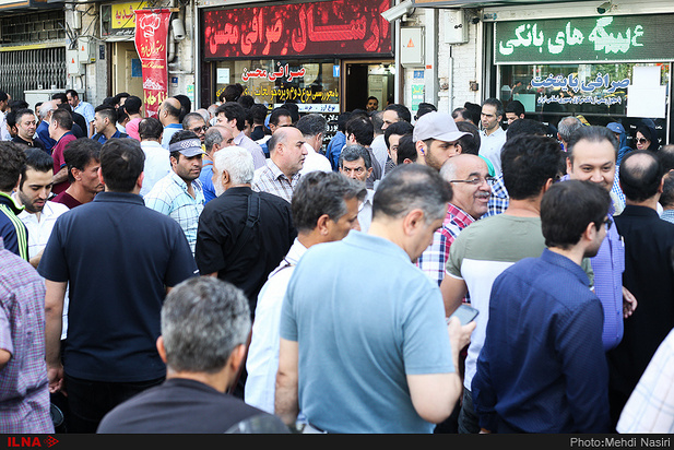 تصاویری از حال و هوای بازار ارز در تهران