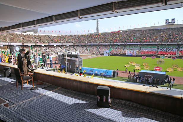 تصاویر حضور رهبر انقلاب در همایش ده‌ها هزارنفری «خدمت بسیجیان» در ورزشگاه آزادی