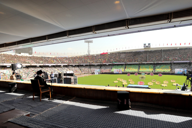 تصاویر حضور رهبر انقلاب در همایش ده‌ها هزارنفری «خدمت بسیجیان» در ورزشگاه آزادی