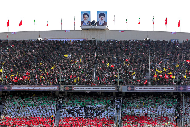 تصاویر حضور رهبر انقلاب در همایش ده‌ها هزارنفری «خدمت بسیجیان» در ورزشگاه آزادی