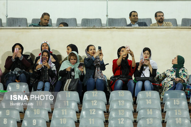 حضور بانوان در ورزشگاه آزادی