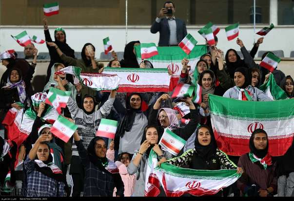 حضور بانوان در ورزشگاه آزادی
