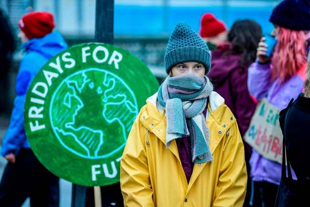 گرتا تونبرگ نوجوان سوئدی فعال محیط زیست پشت درهای پارلمان