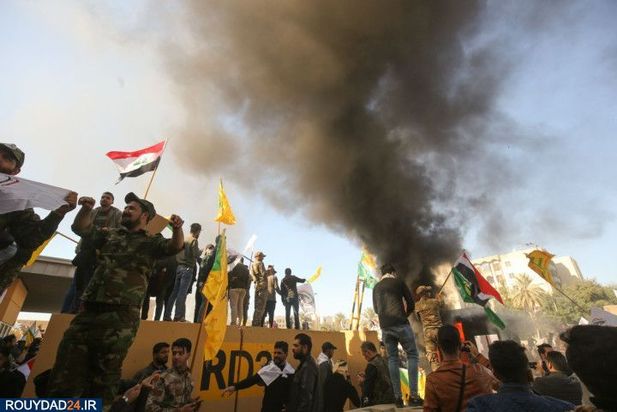 عراقی ها سفارت آمریکا را به آتش کشیدند 