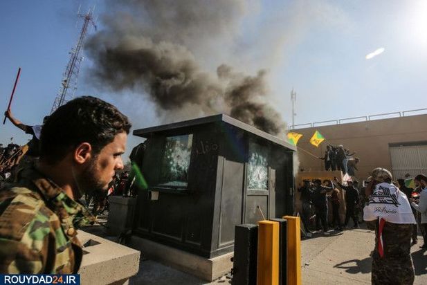 عراقی ها سفارت آمریکا را به آتش کشیدند 