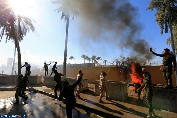 عراقی ها سفارت آمریکا را به آتش کشیدند 